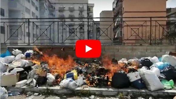 Reggio, un nuovo cumulo di rifiuti dato alle fiamme – VIDEO