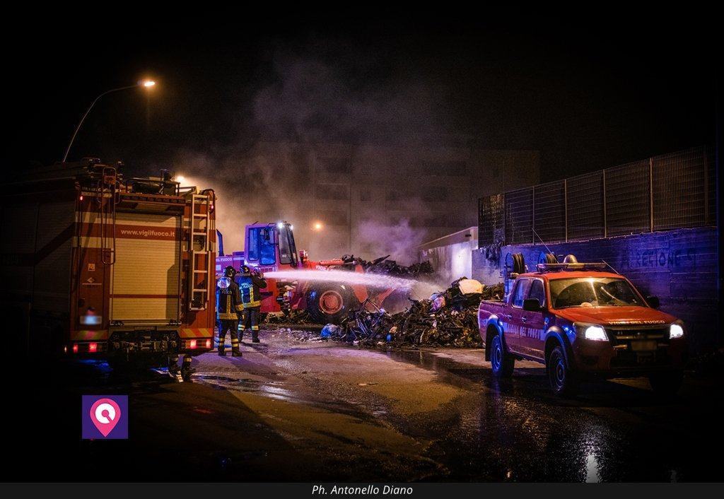 Emergenza rifiuti: una notte tra le fiamme