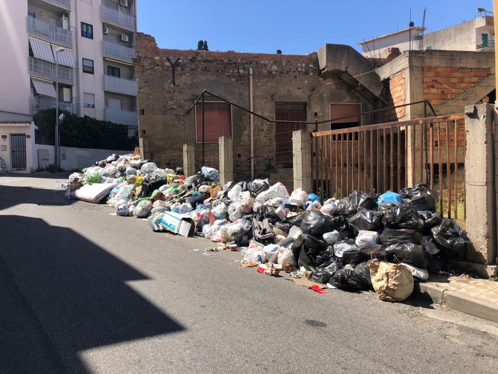 Emergenza rifiuti in Calabria: saranno trasferiti fuori regione per l’intera estate