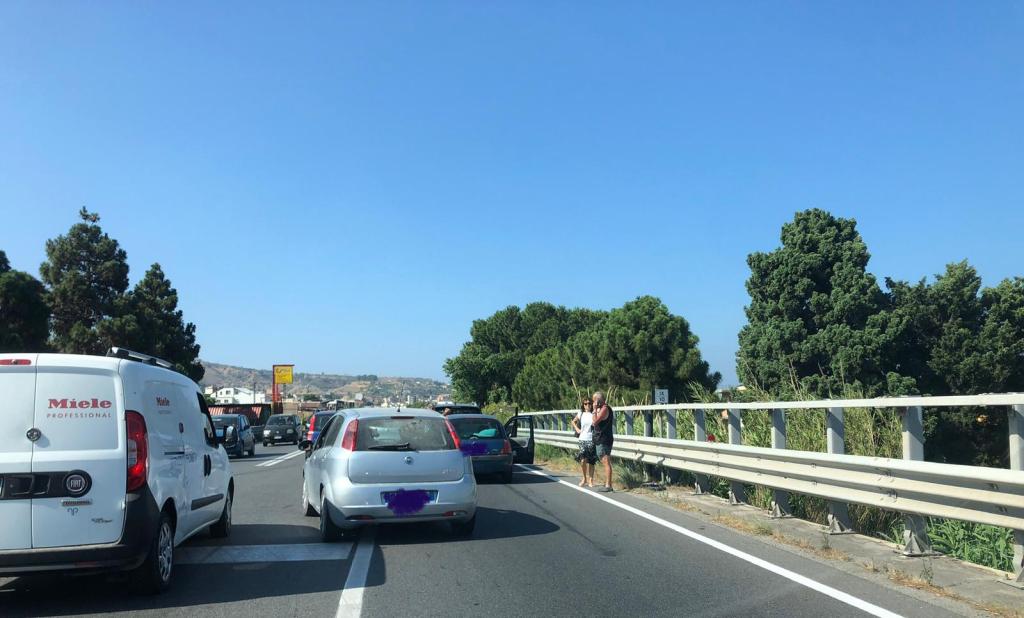 Reggio, incidente lungo la SS 106. Tamponamento tra due auto
