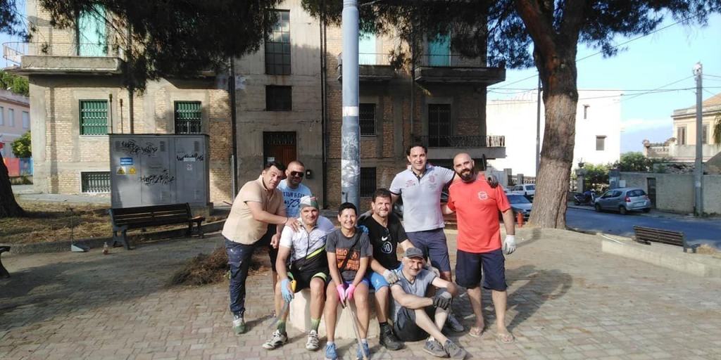 Reggio, ripulita piazza Morisani grazie ai Supporters Reggina Sez. Gallico – FOTO