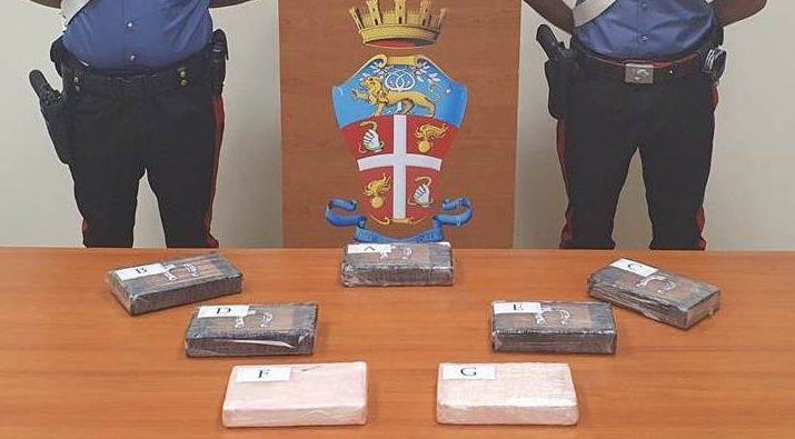 Trasportava cocaina in auto con moglie e figlio: arrestato in provincia di Reggio
