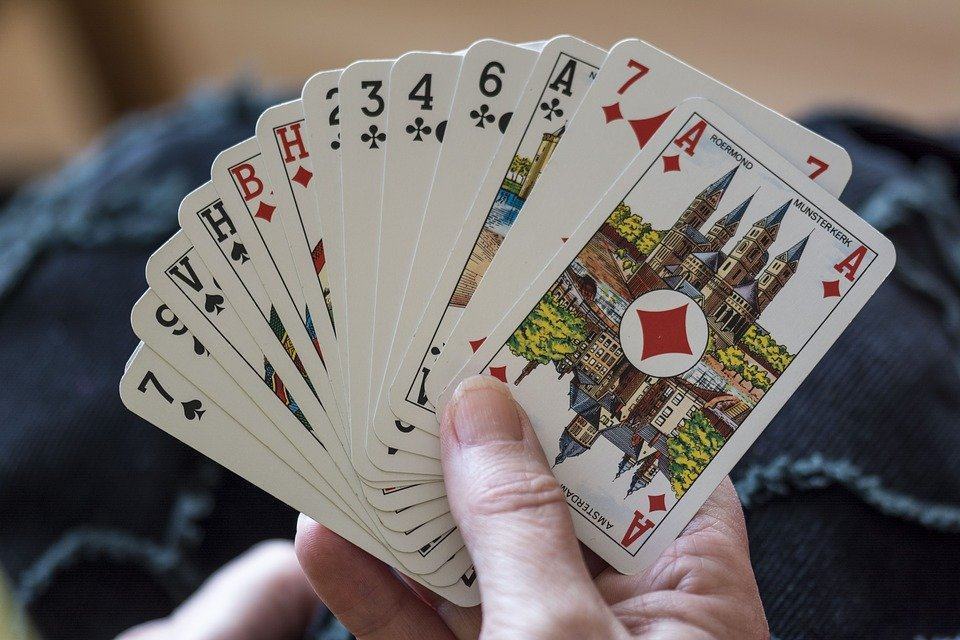 Carte da gioco e Covid: le disposizioni della Regione Calabria per i luoghi pubblici