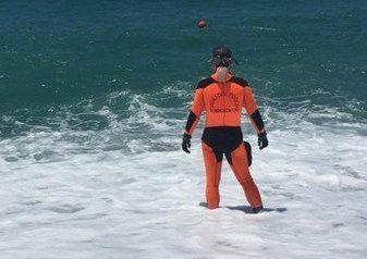 Reggio, la corrente del mare trascina a largo due persone: salvate dai sommozzatori