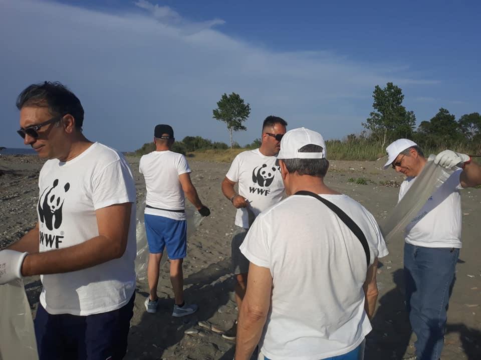 Corigliano, i volontari del WWF contro i rifiuti abbandonati sulle nostre spiagge