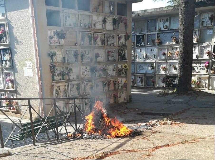 Incendio al cimitero di Condera, Albanese: ‘Gesto indegno e premeditato’ – FOTO