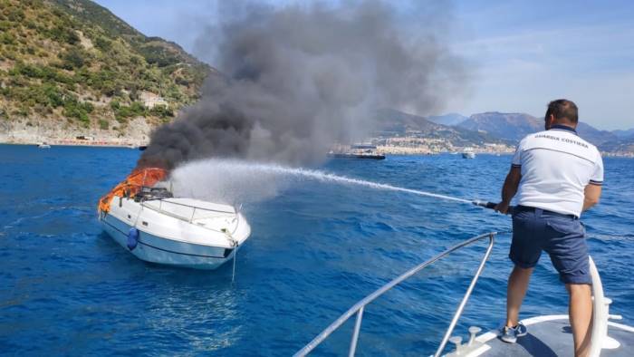 Scilla, incendio in barca. Decisivo l’intervento della Guardia Costiera