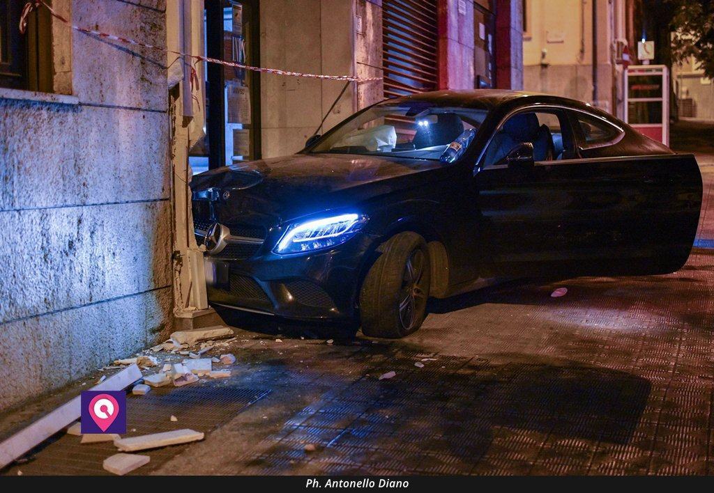 Reggio, auto finisce fuori strada e sbatte contro edificio INPS