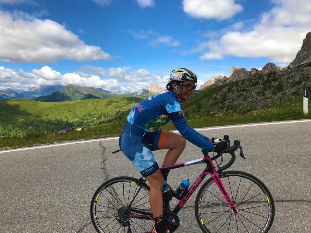 22 ore di pedalata per scalare le Dolomiti: l’impresa di Lucia, calabrese doc