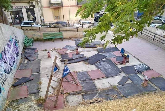 Vandali al parco di via Udine, Falcomatà: ‘Vigliacchi. Loro distruggono, noi ricostruiamo’