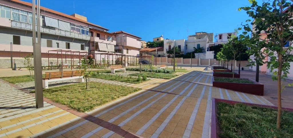 Nuova piazza per Tremulini. Falcomatà: ‘I lavori nei cortili non finiscono qui’ – FOTO