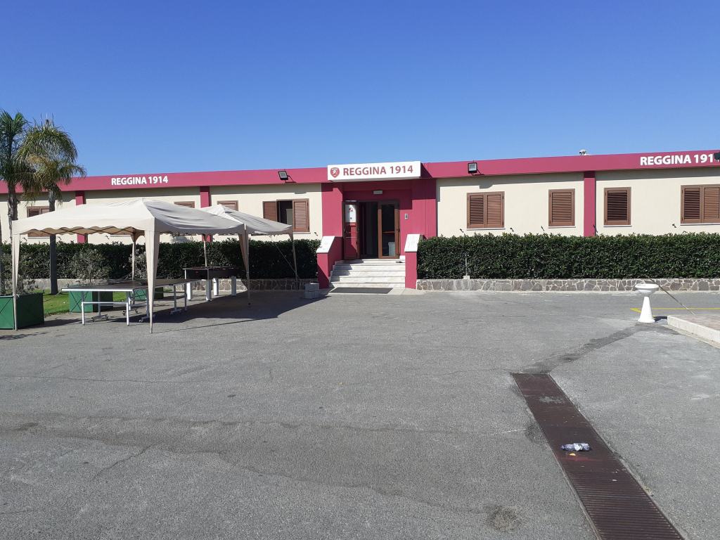 Reggina in ritiro ed alla ricerca della tranquillità perduta. Lavoro e silenzio