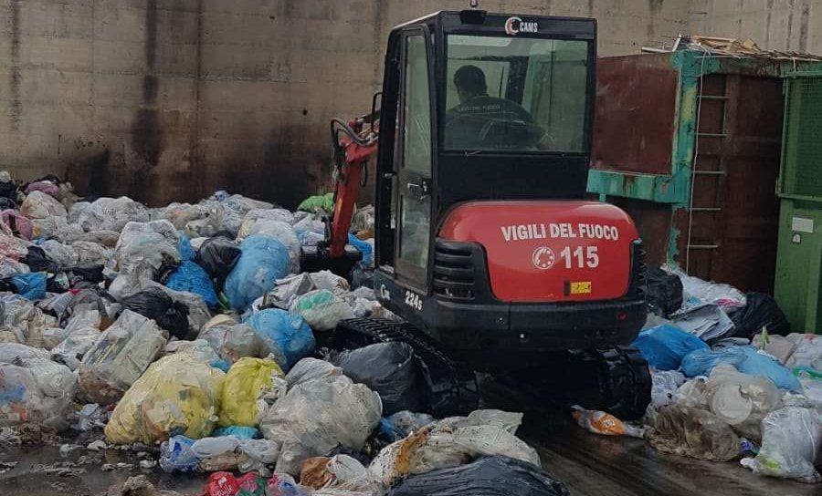 Rifiuti incendiati anche a Vibo: l’intervento dei Vigili del Fuoco – FOTO