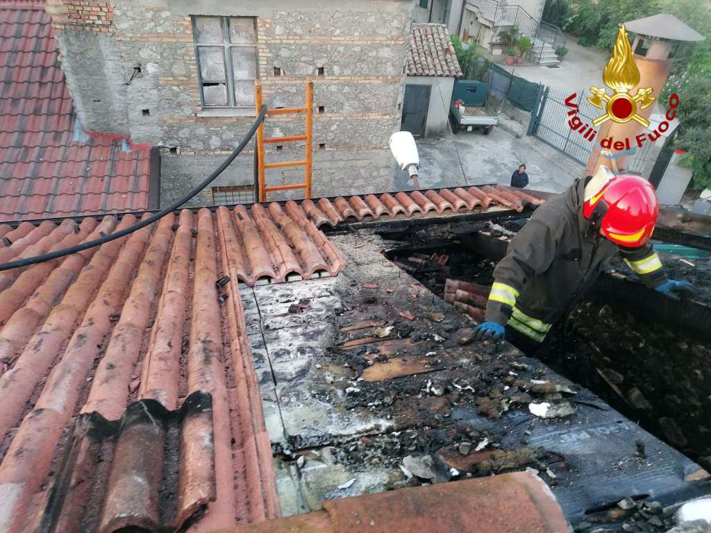 Calabria, incendio su un tetto: intervento dei Vigili del Fuoco
