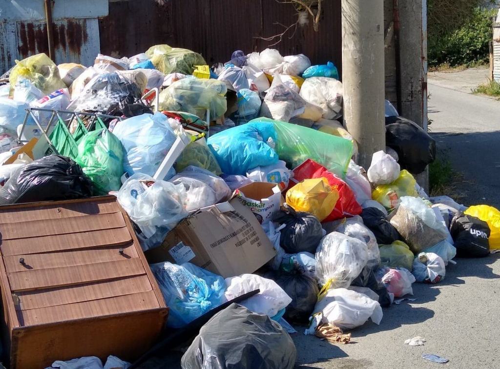 Reggio, spiaggia Capannina al degrado assoluto