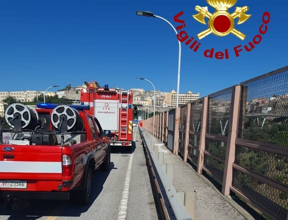 Calabria, tenta di lanciarsi dal viadotto Morandi: salva la vita di un uomo