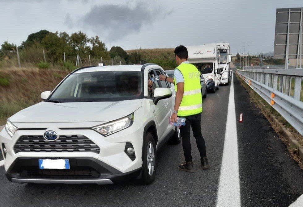 Esodo estivo, lunghe code a Villa San Giovanni: bottigliette d’acqua distribuite agli automobilisti