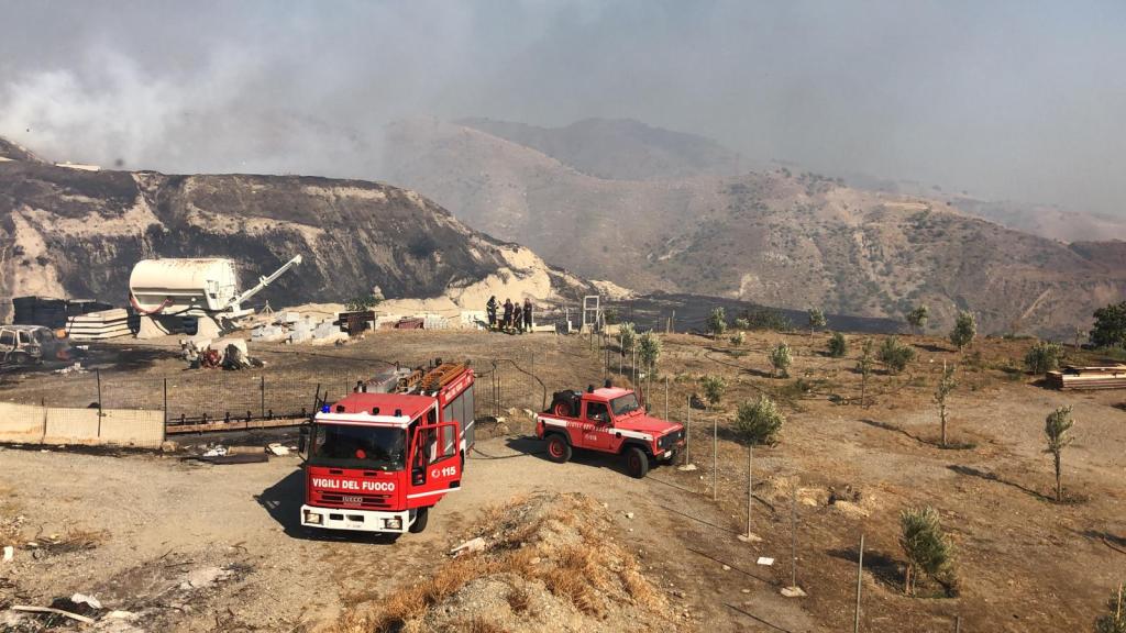 Vasto incendio nel reggino, canadair in azione – FOTO