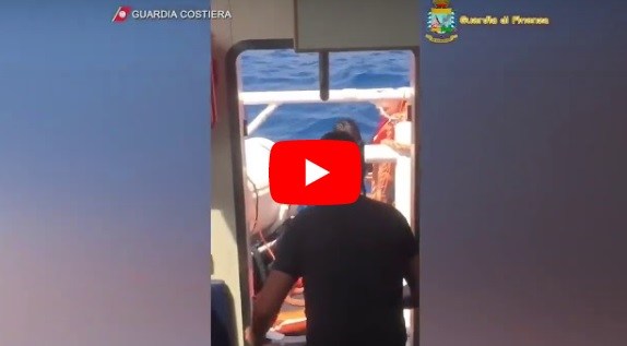 Calabria, esplosione a bordo di un barcone migranti: le immagini della Guardia Costiera