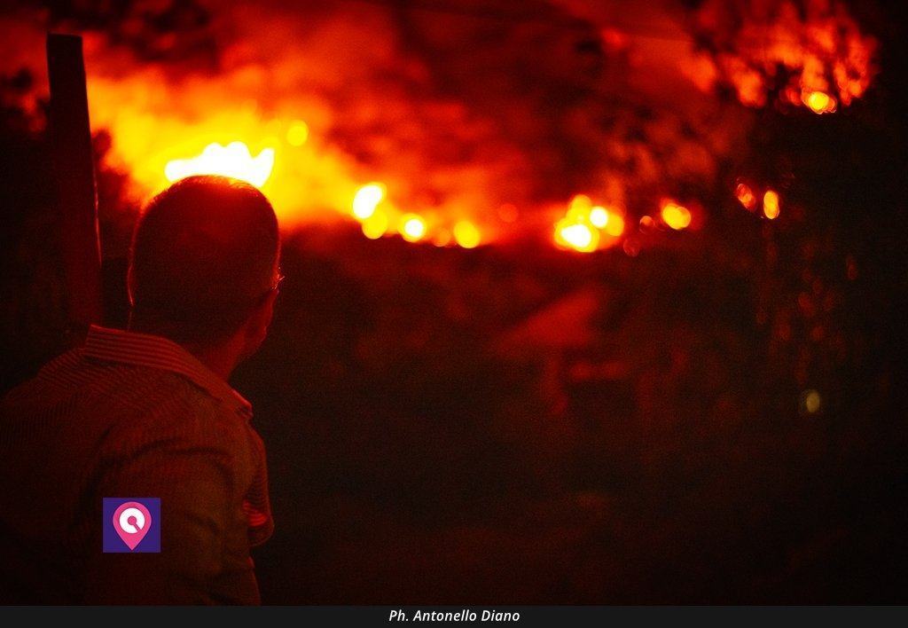 Reggio circondata dalle fiamme: 50 incendi in 10 ore, il report dei Vigili del Fuoco