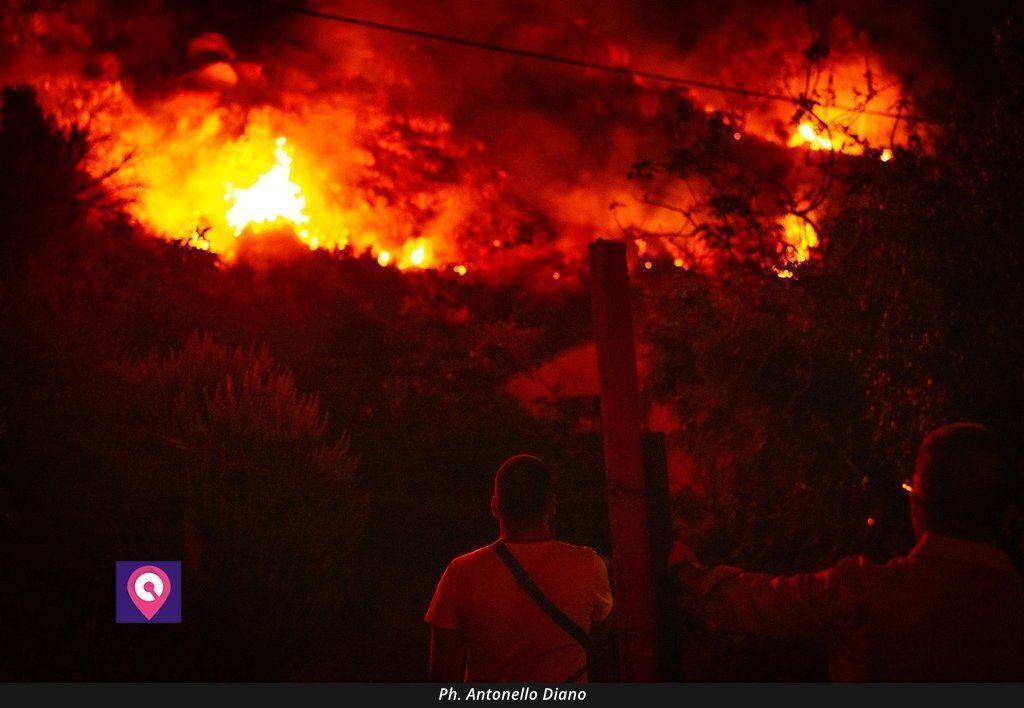 Lazzaro, non si placano le fiamme: richiesto lo stato di calamità naturale