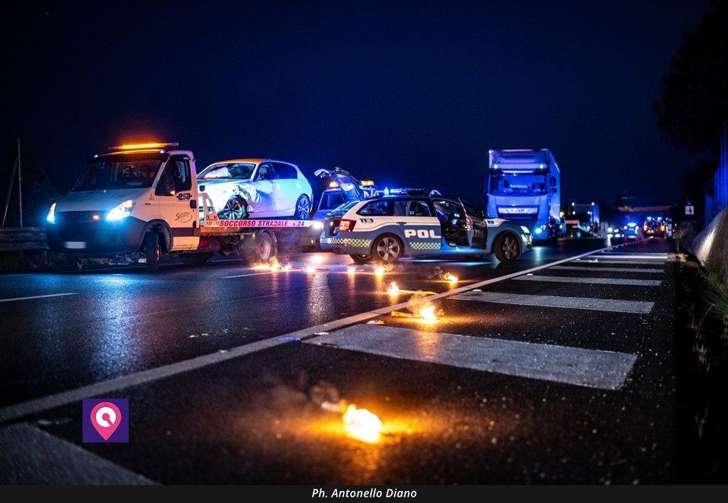 Incidente sulla SS106 nella notte: due auto coinvolte – FOTO