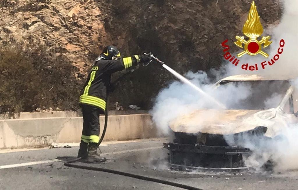 Calabria, si incendia auto su cui viaggiava una famiglia: a bordo sei persone