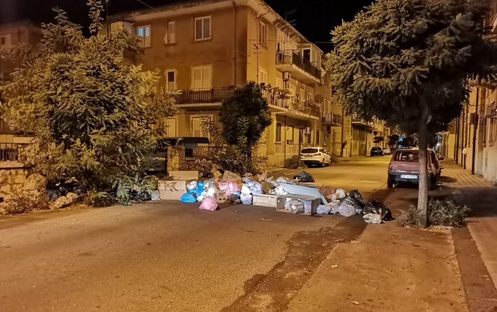 Reggio, barricata di rifiuti per strada. Bloccata arteria principale della città
