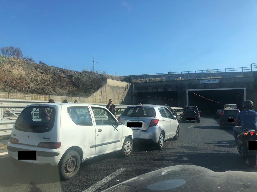 Reggio, tamponamento a catena sulla SS106
