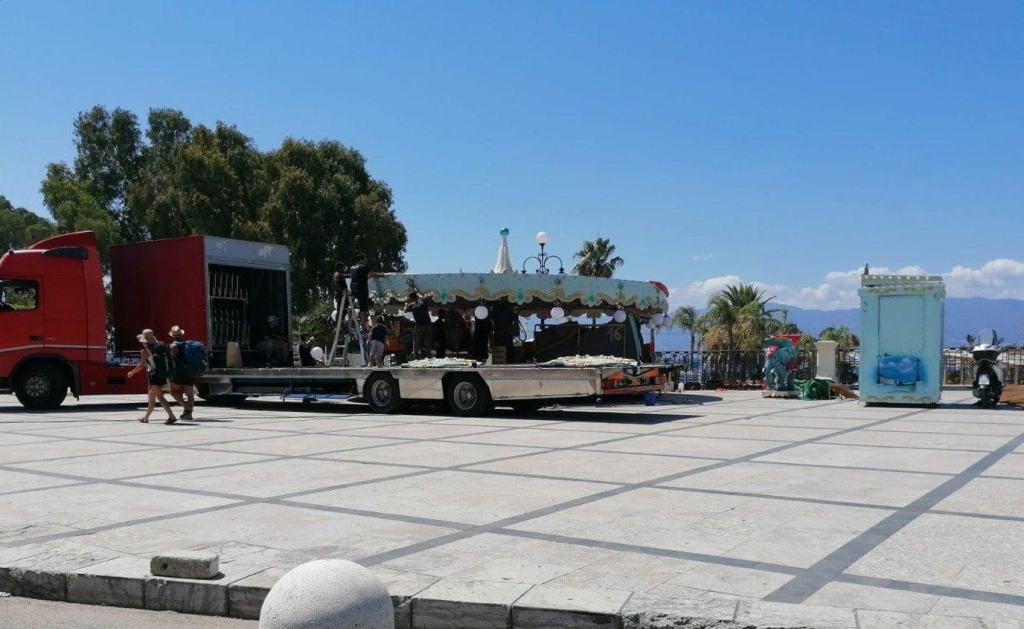 Reggio, la giostra a cavalli è arrivata sul Lungomare: al via il montaggio – FOTO