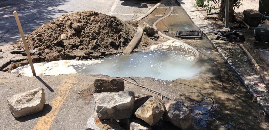 Reggio, guasto a conduttura idrica in più punti: allagamento in Via Marina – FOTO
