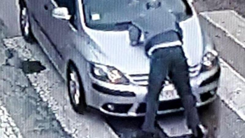 Reggio, sale sul cofano dell’auto che lo ha investito. Il conducente lo porta a spasso per la città