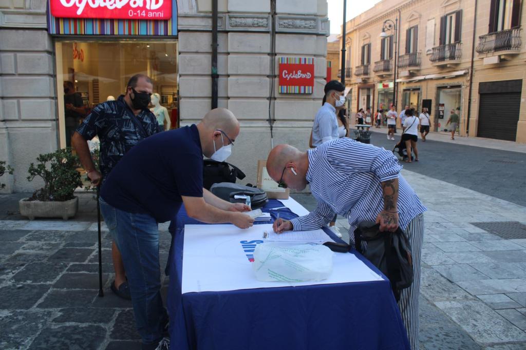 Comunali 2020, Klaus Davi raccoglie 100 firme in due ore: oggi rush finale