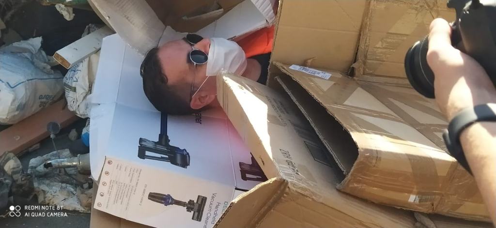 Reggio, Klaus Davi si immerge nei rifiuti a Ciccarello