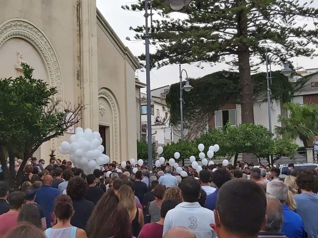 Ultimo saluto a Ludovico: l’abbraccio di Roccella – FOTO
