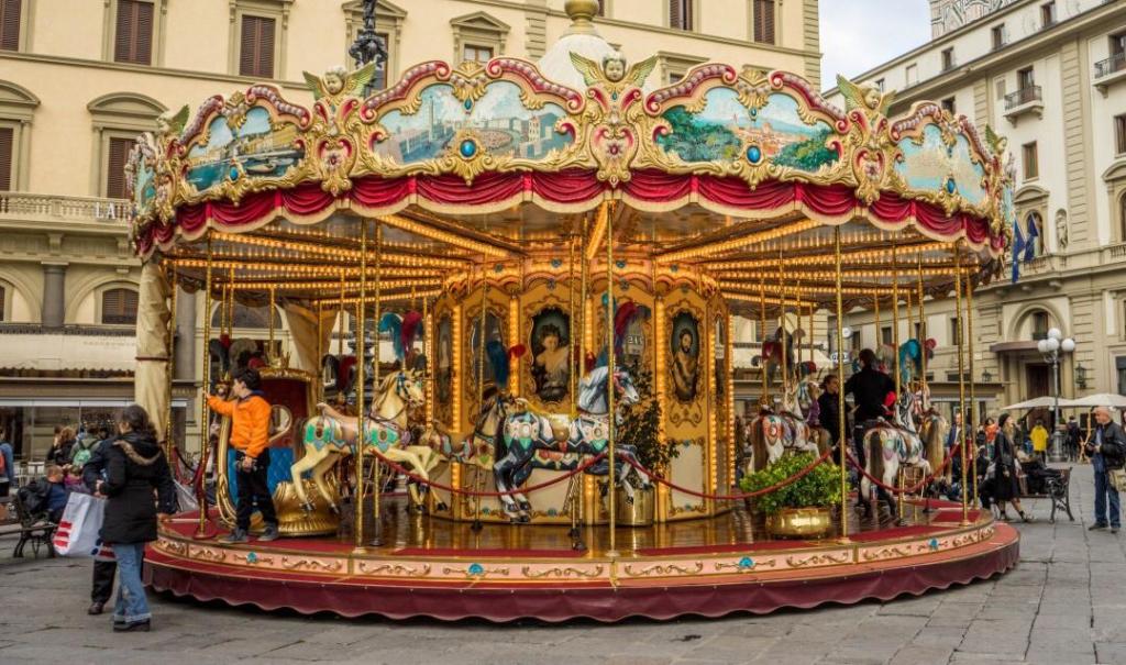 Tra fiaba e realtà, arriva a Reggio la tradizionale giostra a cavalli. Montenero: ‘E’ una bomboniera’