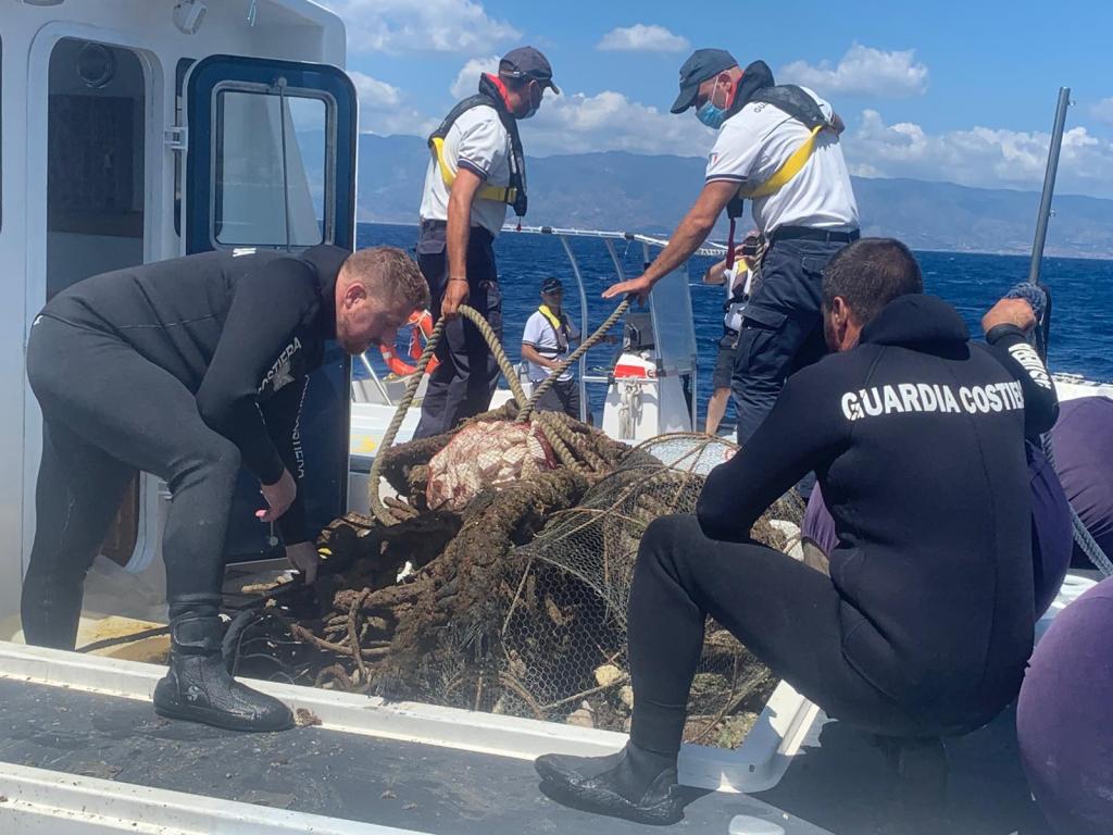 Reggio, liberata un’area pari a 2600 mq occupata da sistemi d’ormeggio abusivi – FOTO