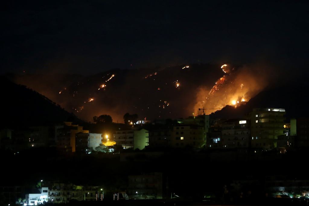 Vasto incendio nella notte a Reggio Calabria – FOTO