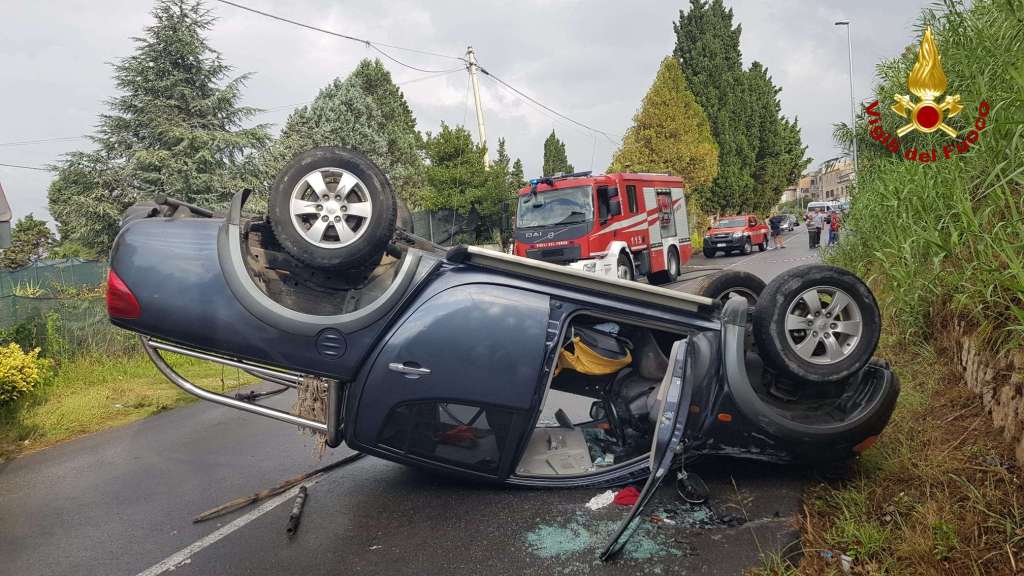 Calabria, incidente stradale: auto si ribalta e il conducente finisce in ospedale