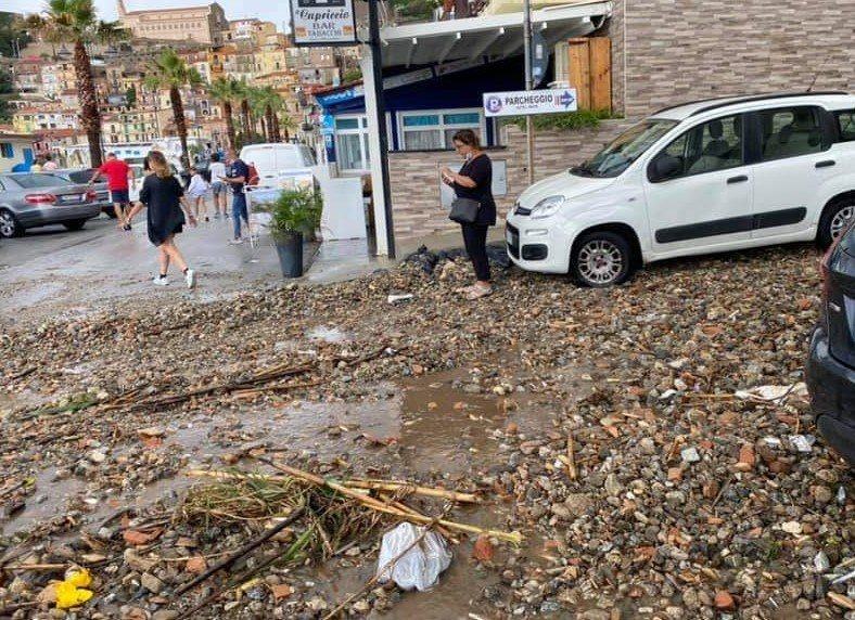 Maltempo a Scilla: detriti e fango per le strade