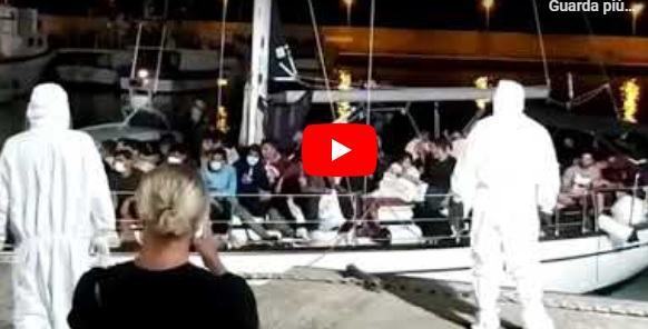 Sbarco a Roccella, le immagini dell’arrivo dei migranti