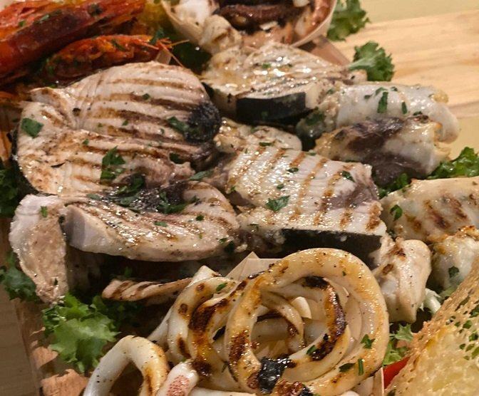Una giornata al mare per poi “tuffarsi” su una grigliata di pesce