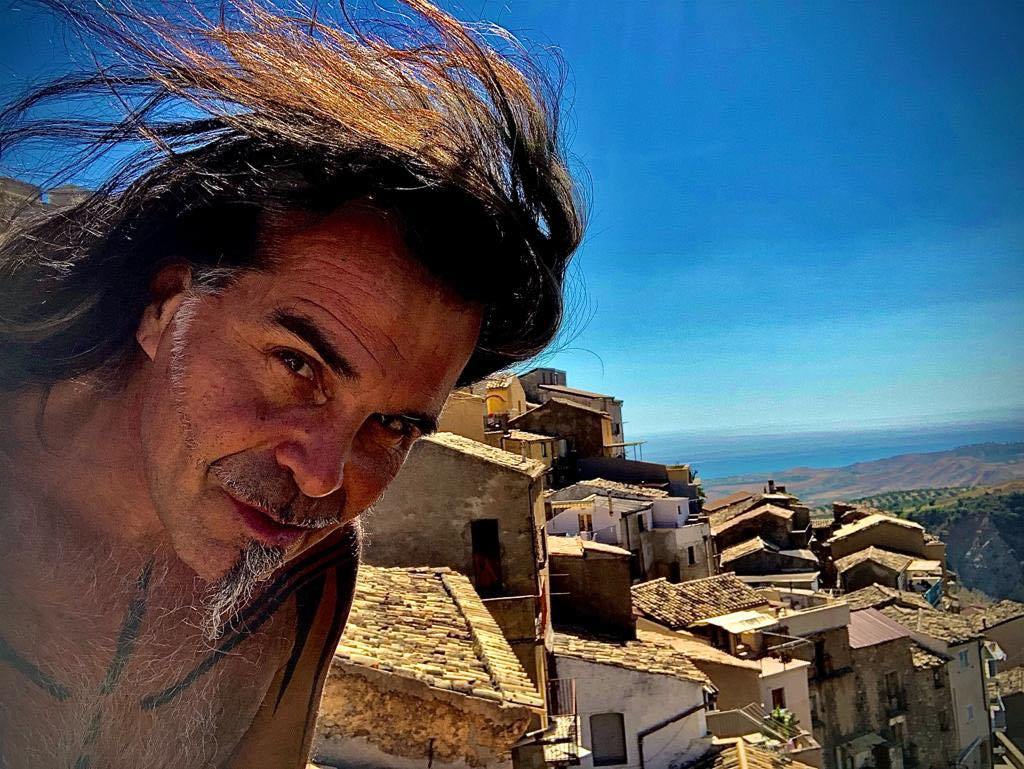 Anche Piero Pelù sceglie la Calabria per le sue vacanze