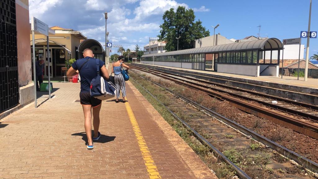 Sanzionati turisti sorpresi ad attraversare i binari in provincia di Reggio