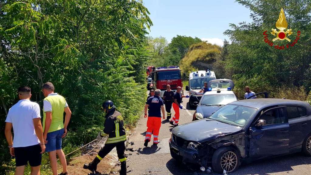 Calabria, scontro tra due auto: una finisce in un burrone di 20 metri – FOTO