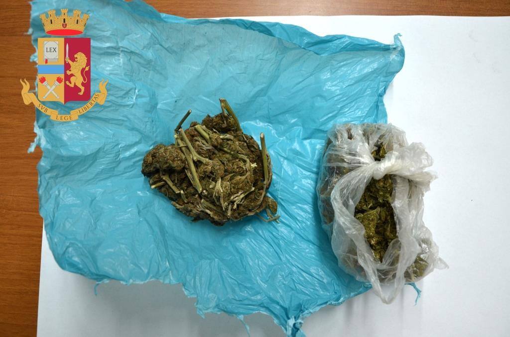 Spaccia droga per strada: arrestato 20enne nel reggino