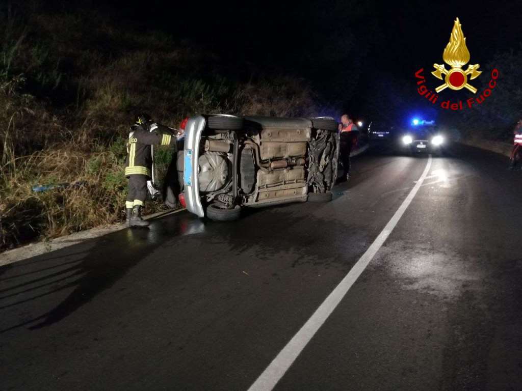 Calabria, auto si ribalta sulla SP 11 – FOTO