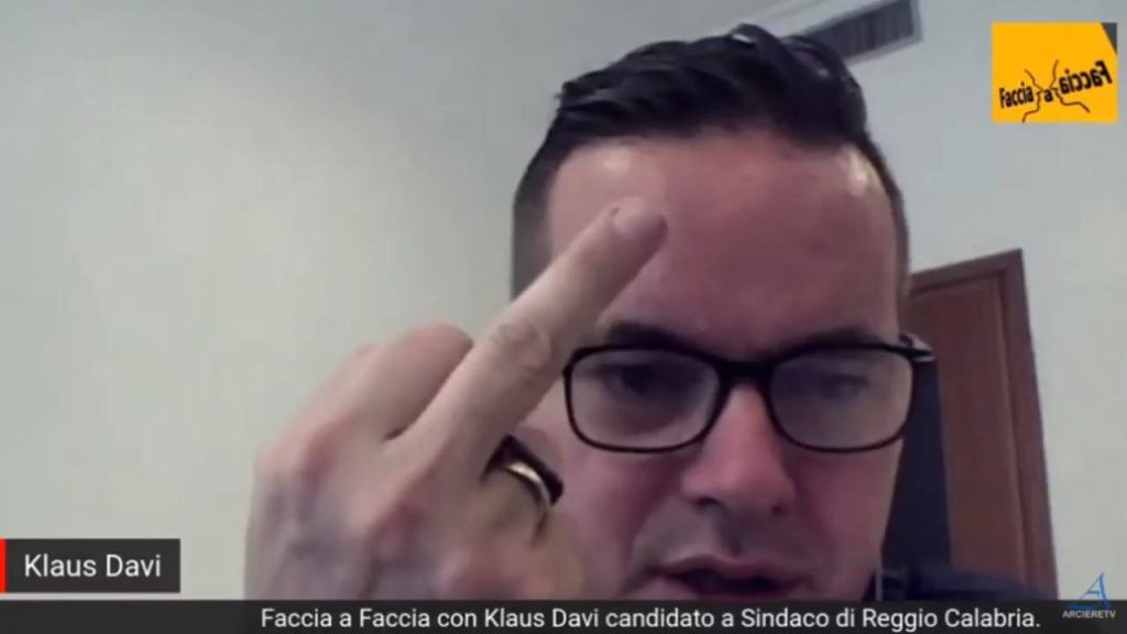 Klaus Davi in tv manda a quel paese la ‘ndrangheta