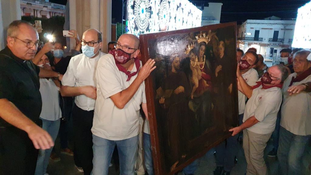 Reggio, la Sacra Effigie ‘nascosta’ dal Vescovo. Proteste dei fedeli: ‘Vergogna, vergogna’