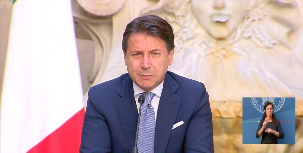 Gli studenti tornano fra i banchi di scuola. Conte: ‘Una sfida per il sistema’